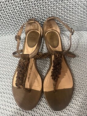 Frye Laurel Flower  Brown Braided Leather T-Strap Sandals in Brown Taupe size 6